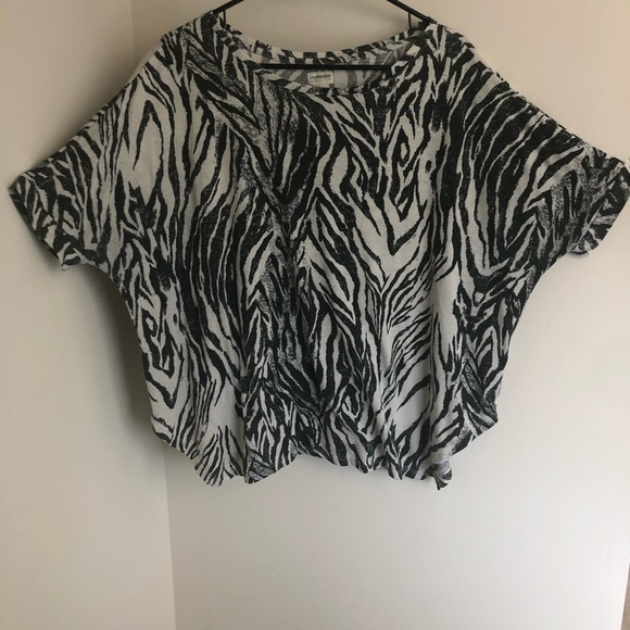 Flowy Zebra Tee - Picture 2 of 3